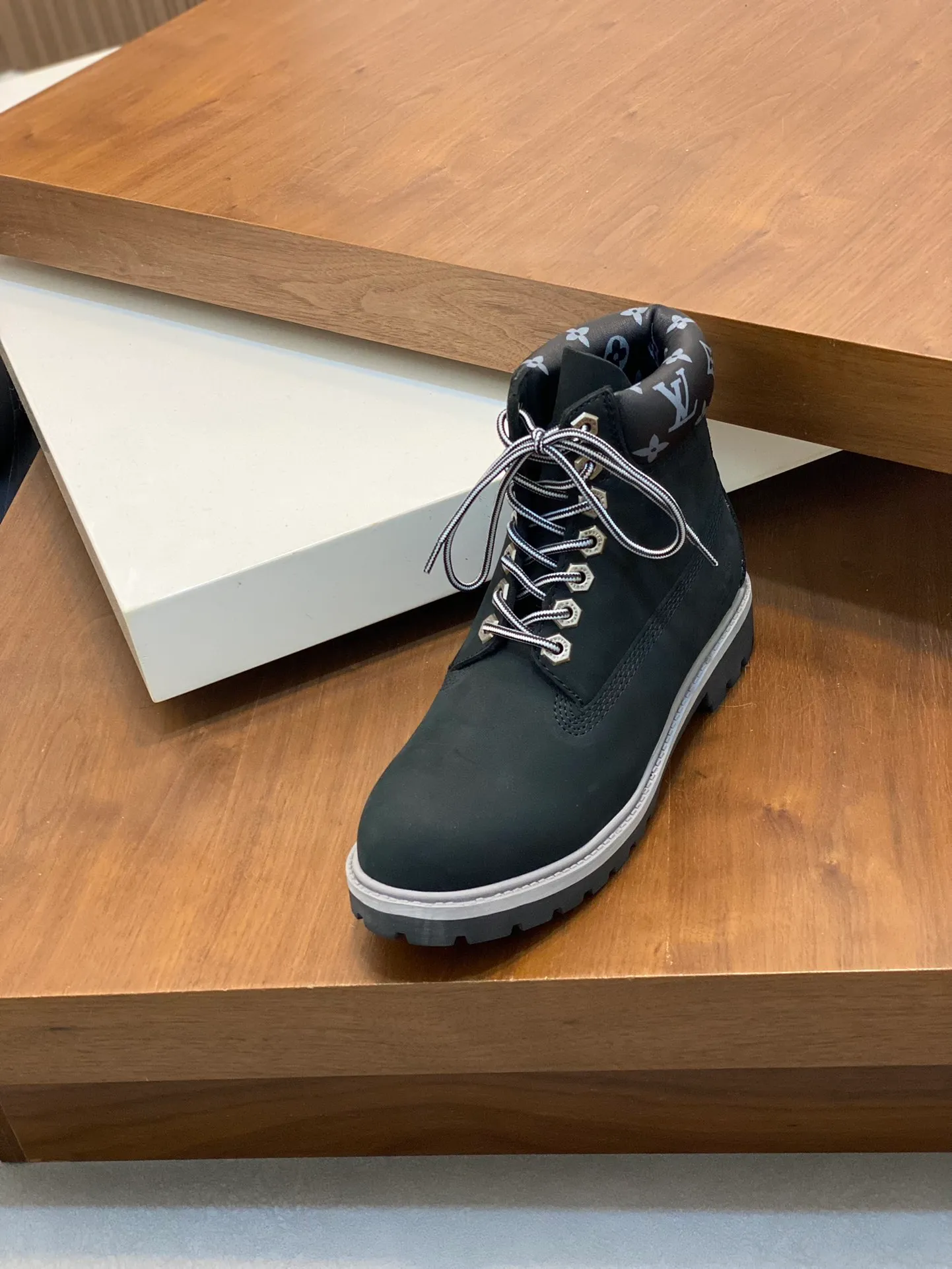 Men's shoes 💰💰760 Loui* Vuitto* x Timberlan* co-branded presbyopic rhubarb boots, ankle boots, short boots, LV x Timberland ankle boots are made of Monogram embossed waterproof nubuck cow leather, relying on the brand's exquisite craftsmanship to carefully reshape the classic Timberland 6-inch boot shape in Italy, making an eye-catching appearance in American workwear style. Created by Pharrell Williams 2025 autumn and winter menswear show. The Monogram embossed tongue, original Timberland laces and outsole are exquisite details, the leather label expresses the cooperation logo, and the delivery counter is exquisitely packaged! ▪️Size: Women's 35-40 (customized in 40) ▪️Size: Men's 39-46 (45/46 customized)